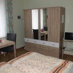 Schlafz.-m.-Kleiderschrank-u.-TV