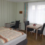 Schlafzimmer-m.-Tisch